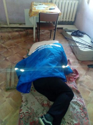 Из Сети: "Вот таким образом отдыхают во время смены фельдшеры двух бригад скорой помощи"
