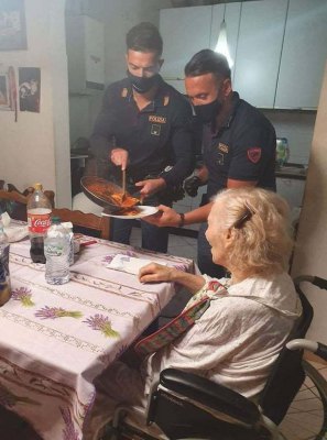 87-летняя итальянка позвонила в полицию и сказала, что она одна и очень голодна. Вот что получилось в итоге