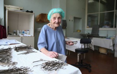 Умерла старейший практикующий хирург России Алла Левушкина.