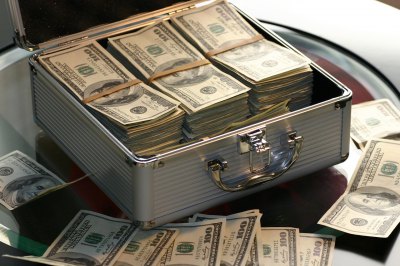 В Башкортостане сотрудница банка забрала из кассы 23 млн рублей и исчезла со всей семьей.