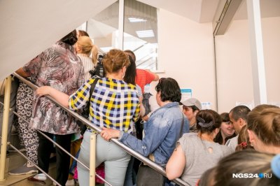 Во многих городах люди выстроились в очереди из-за единовременных выплат для семей с детьми.