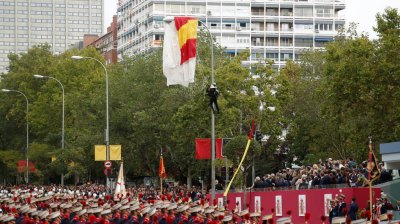Парашютист врезался в столб во время военного парада в Мадриде.