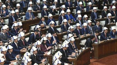 Японским депутатам выдали складные шлемы на случай землетрясений. Теперь они выглядят как настоящие самураи.