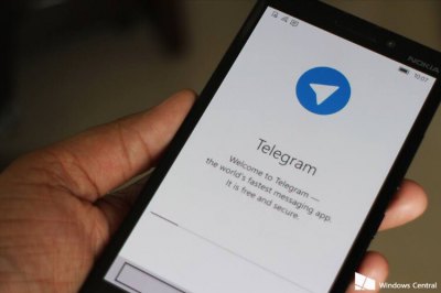 В Смоленске полицейские проверяют телефоны прохожих на наличие мессенджера «Телеграм».