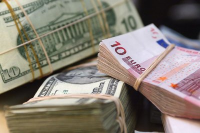 Чистый спрос россиян на валюту в июне подскочил на 41%
